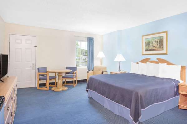  - Howard Johnson Express Inn Staunton