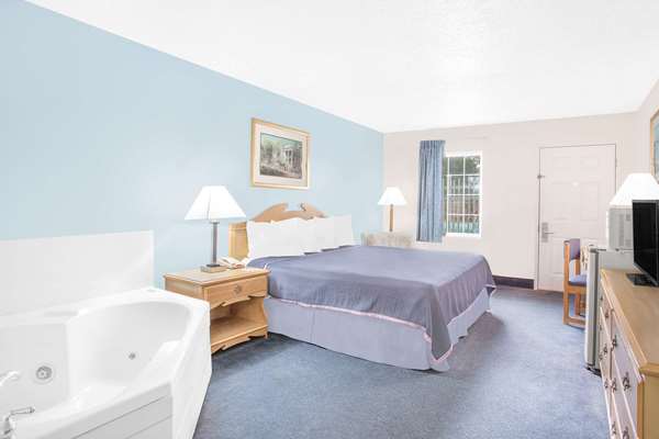 Suite - Howard Johnson Express Inn Staunton