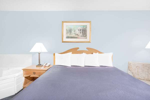 Suite - Howard Johnson Express Inn Staunton