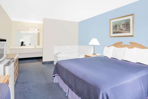 Suite - Howard Johnson Express Inn Staunton