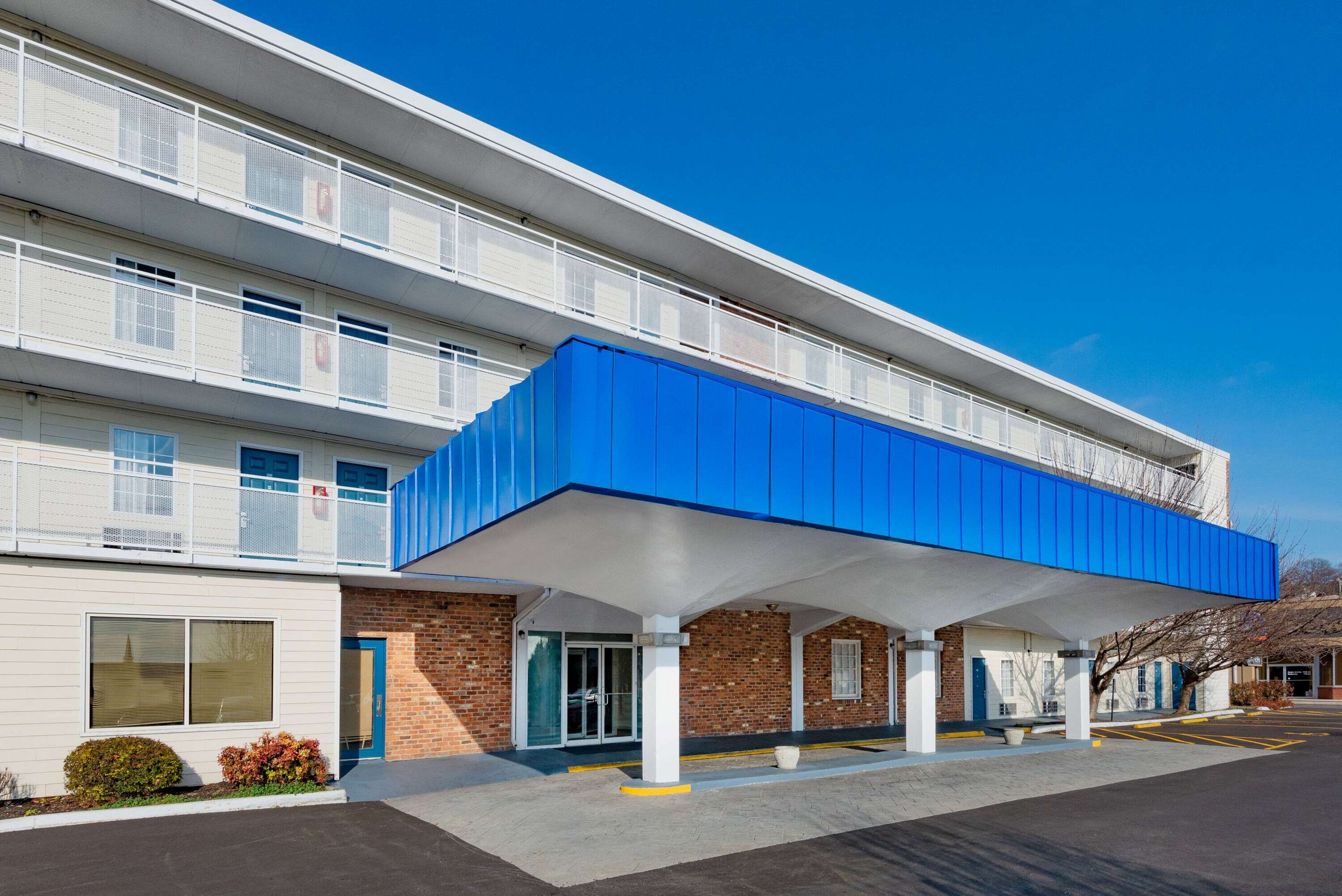 Exterior | Howard Johnson by Wyndham Staunton