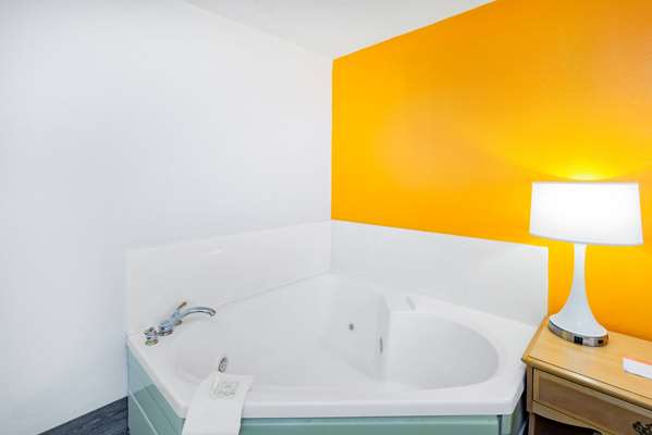 Suite - Howard Johnson Express Inn Staunton