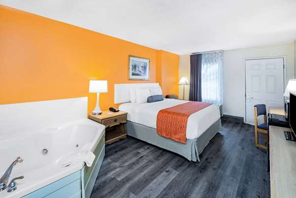 Suite - Howard Johnson Express Inn Staunton