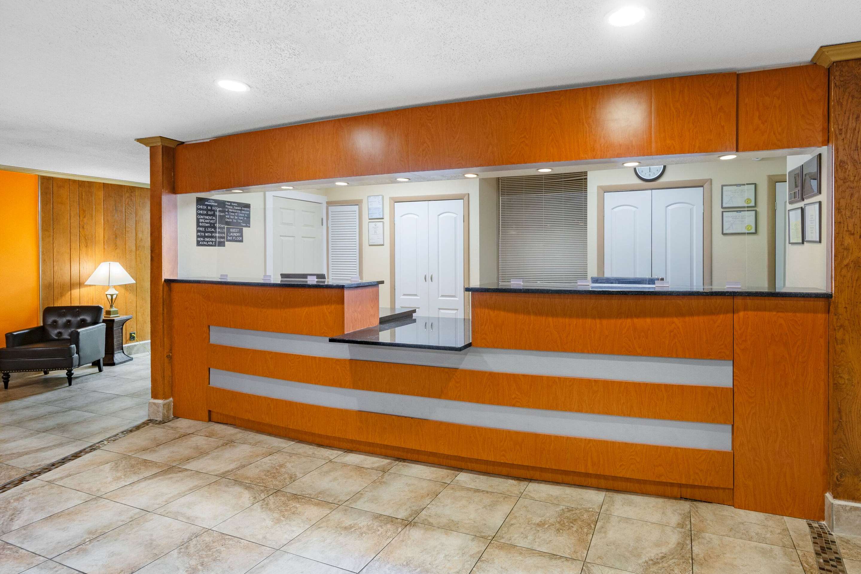 Reception | Howard Johnson by Wyndham Staunton