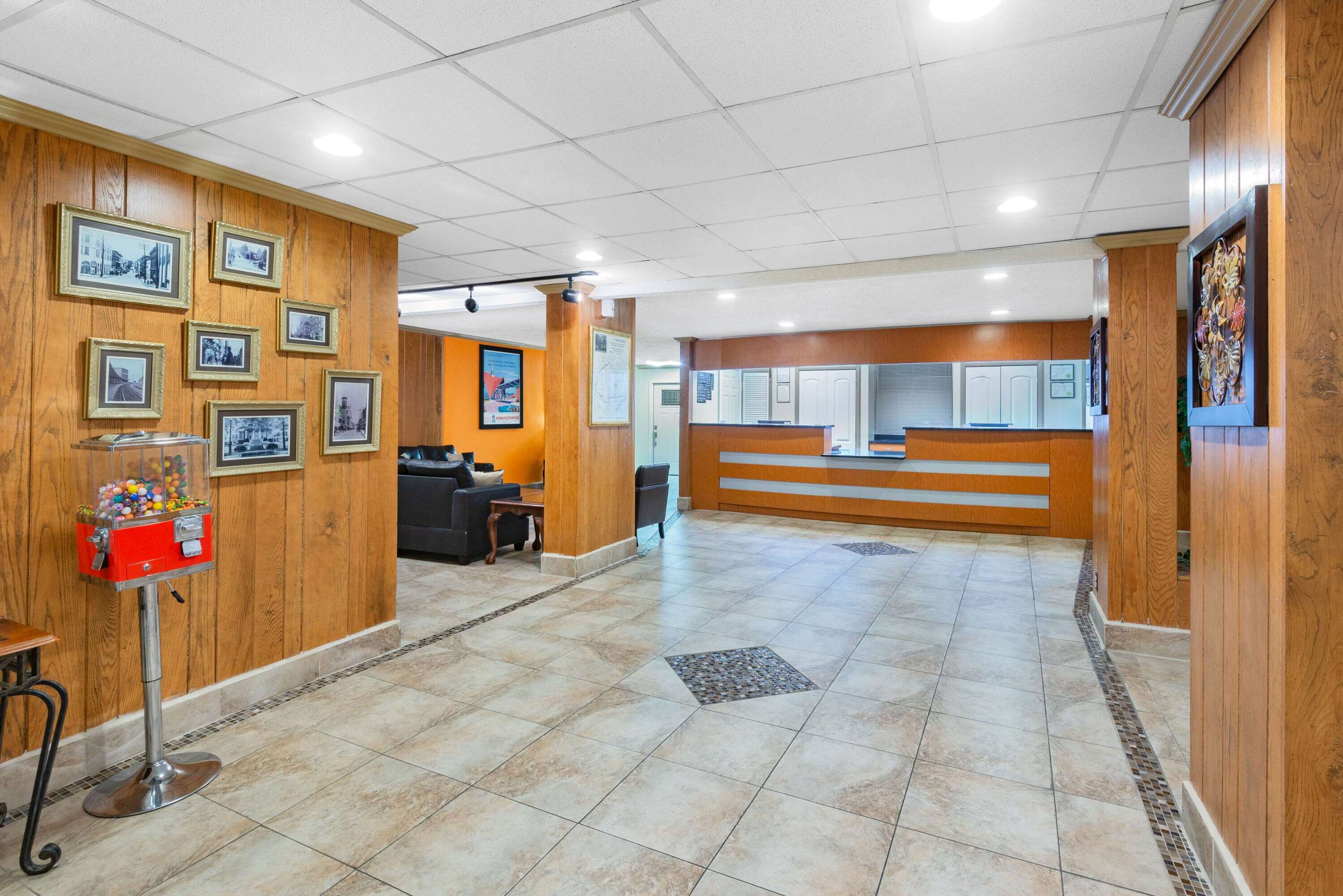 Lobby | Howard Johnson by Wyndham Staunton
