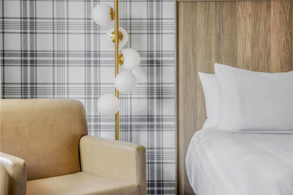 TRAVELODGE BY WYNDHAM NIAGARA FALLS-guestroom-Guest Room,Queen bed,On-Site.jpg