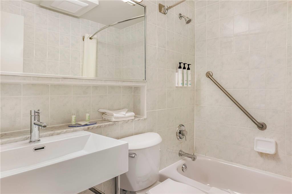 TRAVELODGE BY WYNDHAM NIAGARA FALLS-guestroom-Guest Room,Bathroom,On-Site.jpg