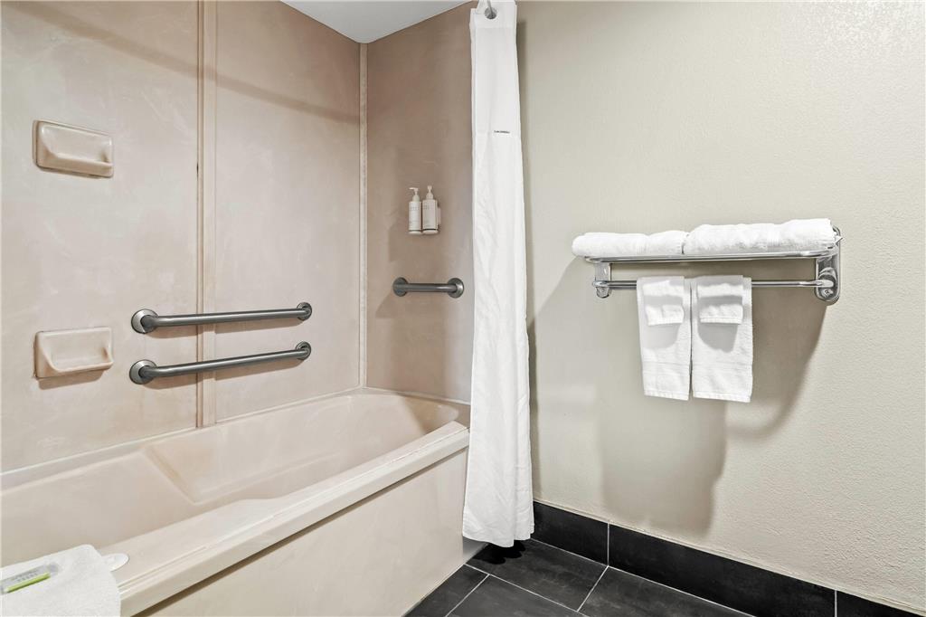 DAYS INN NACOGDOCHES TX-guestroom-Guest Room,Bathroom,Accessibility,On-Site.jpg