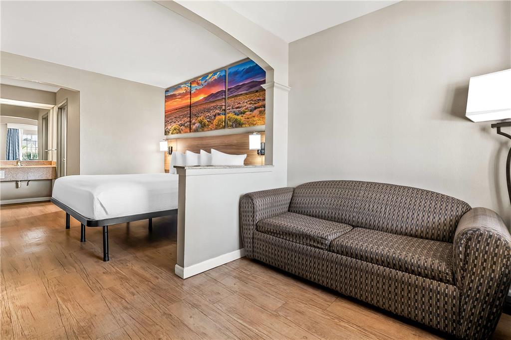 DAYS INN NACOGDOCHES TX-guestroom-Guest Room,Suite,On-Site.jpg