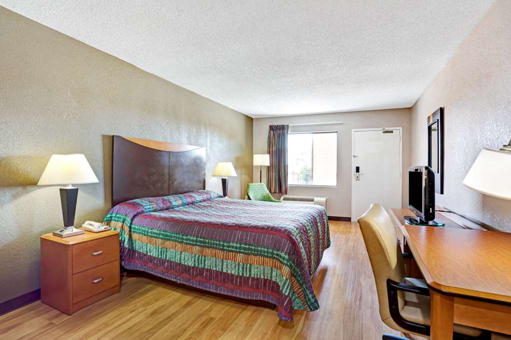 SUPER 8 BY WYNDHAM FREDERICKSBURG-guestroom-Guest Room,On-Site.jpg