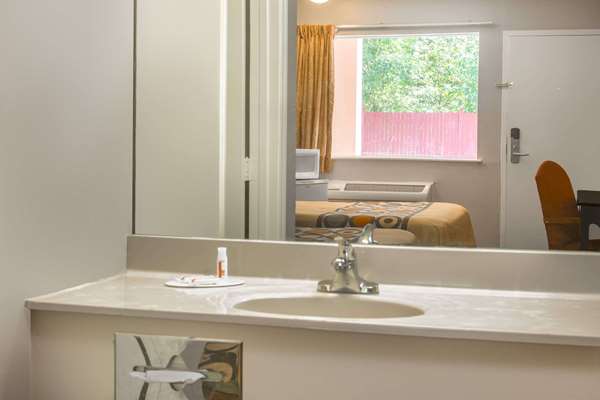  - Super 8 Motel Durham - I-85, Exit 175