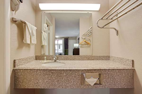  - Super 8 Motel Frontier City Oklahoma City - I-35 & I-44, Exit 137