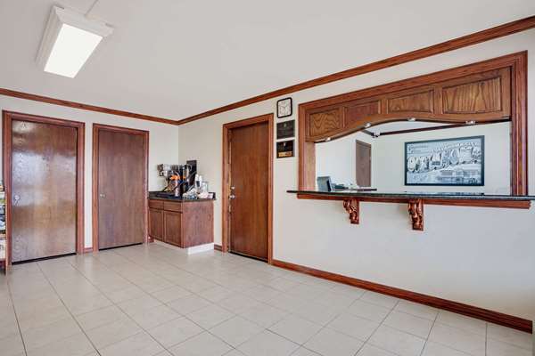  - Super 8 Motel Frontier City Oklahoma City - I-35 & I-44, Exit 137