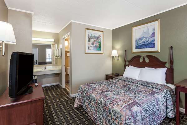  - Days Inn Lenoir City - I-75, Exit 81