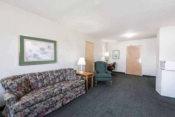 Suite - Super 8 Hotel Halfway Hagerstown - I-81, Exit 5B