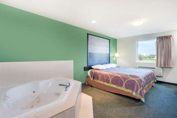 Suite - Super 8 Hotel Halfway Hagerstown - I-81, Exit 5B