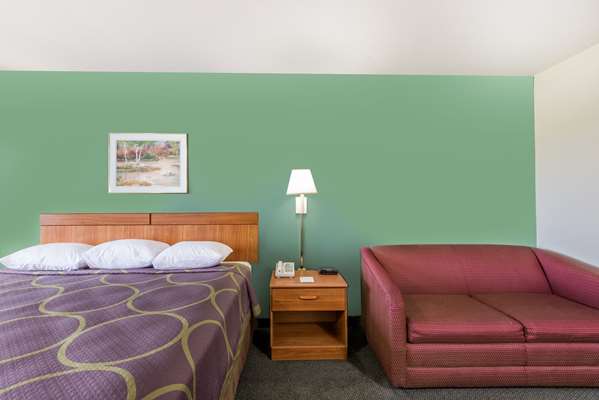 Suite - Super 8 Hotel Halfway Hagerstown - I-81, Exit 5B