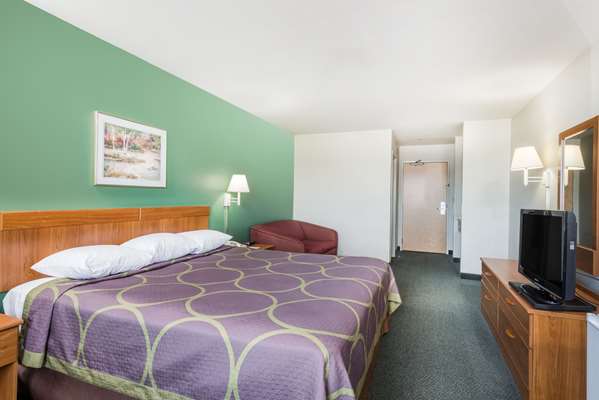 Suite - Super 8 Hotel Halfway Hagerstown - I-81, Exit 5B