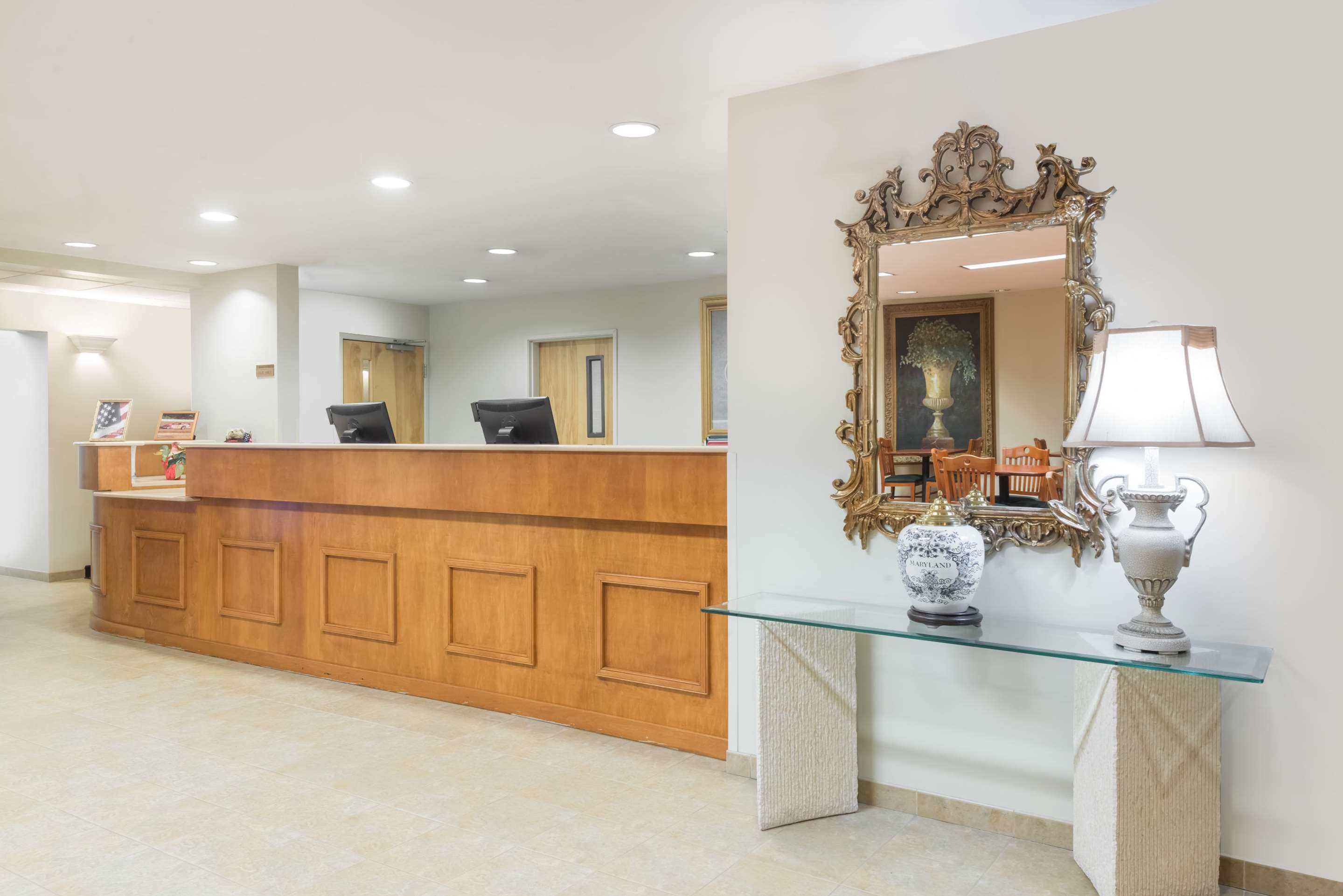 Lobby | Super 8 by Wyndham Hagerstown/Halfway Area
