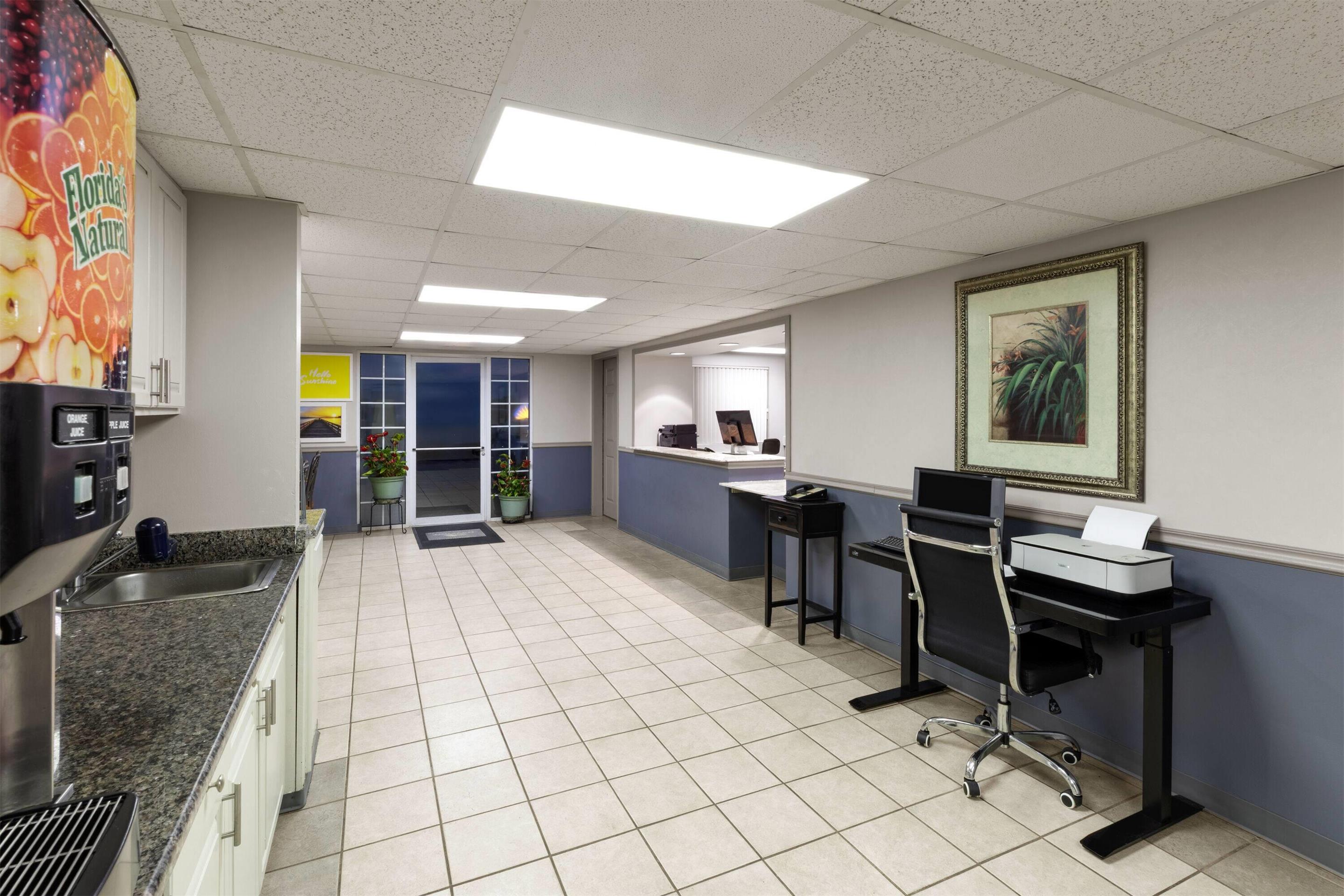 Lobby | Days Inn by Wyndham Mountain Home
