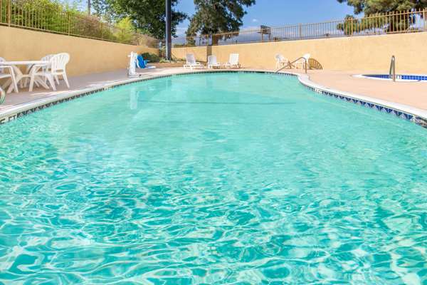 Pool - Ramada Inn Airport Ontario