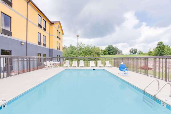 Pool - Super 8 Hotel Crossville