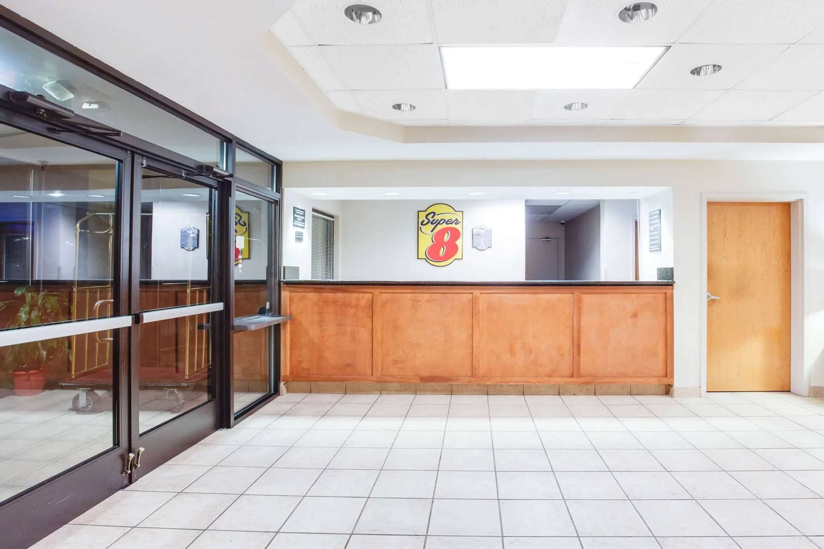 Lobby | Super 8 by Wyndham Crossville TN