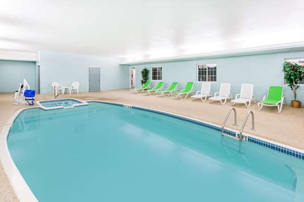 Pool - Super 8 Hotel Mound City - I-29, Exit 84