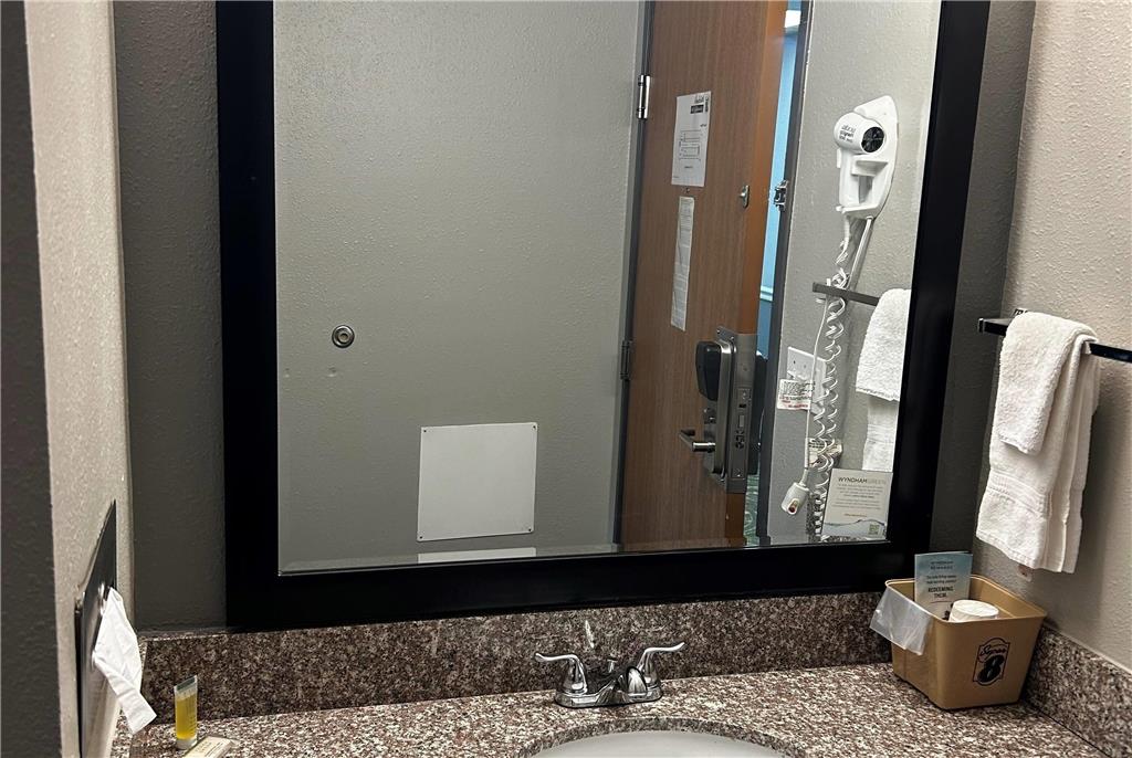 SUPER 8 BY WYNDHAM MOUND CITY-guestroom-Guest Room,Bathroom,On-Site.jpg