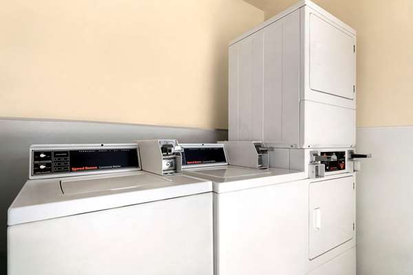 Amenities - Howard Johnson Inn San Diego State University