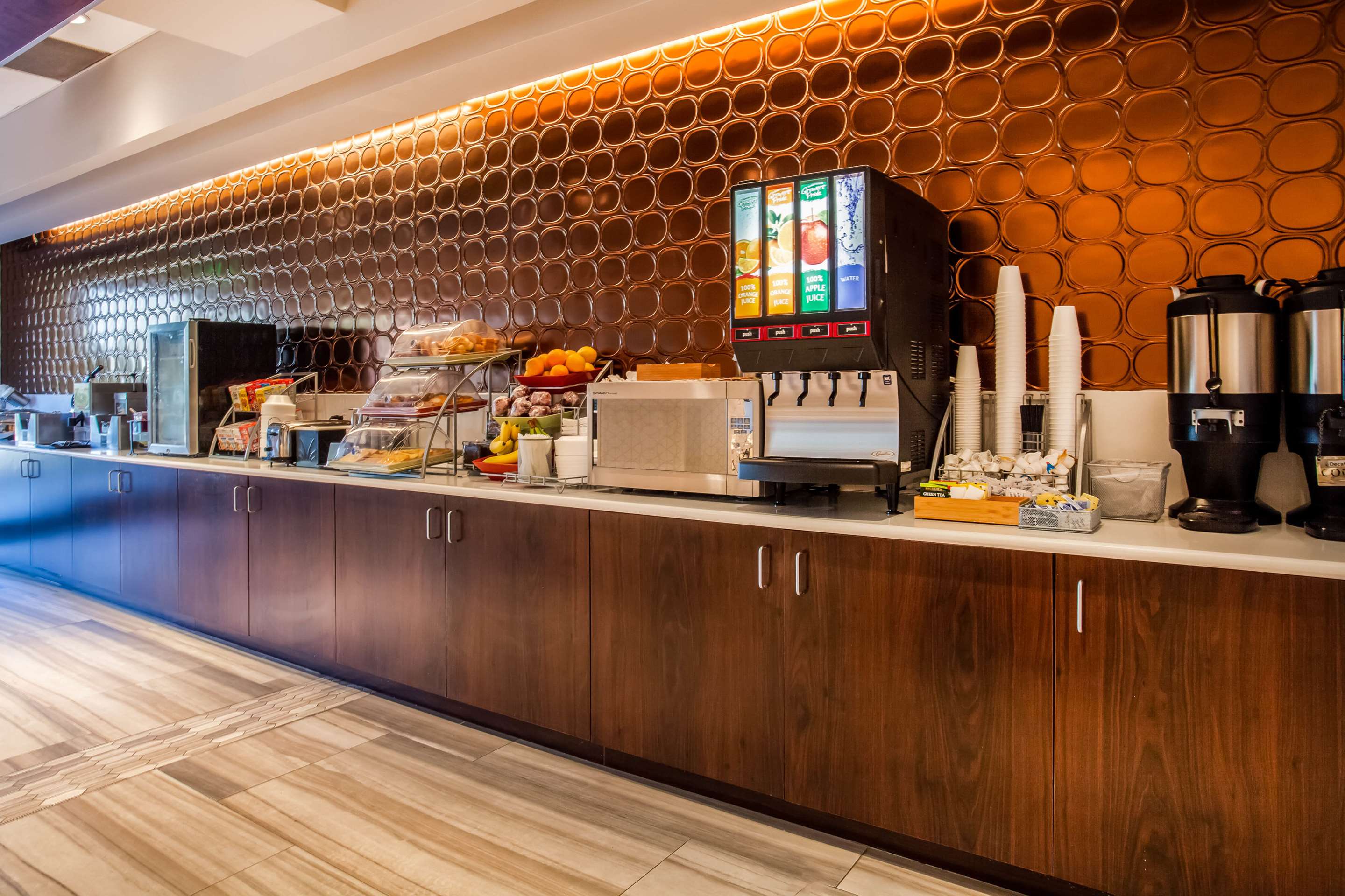 complimentary breakfast | Wingate by Wyndham - Orlando International Airport