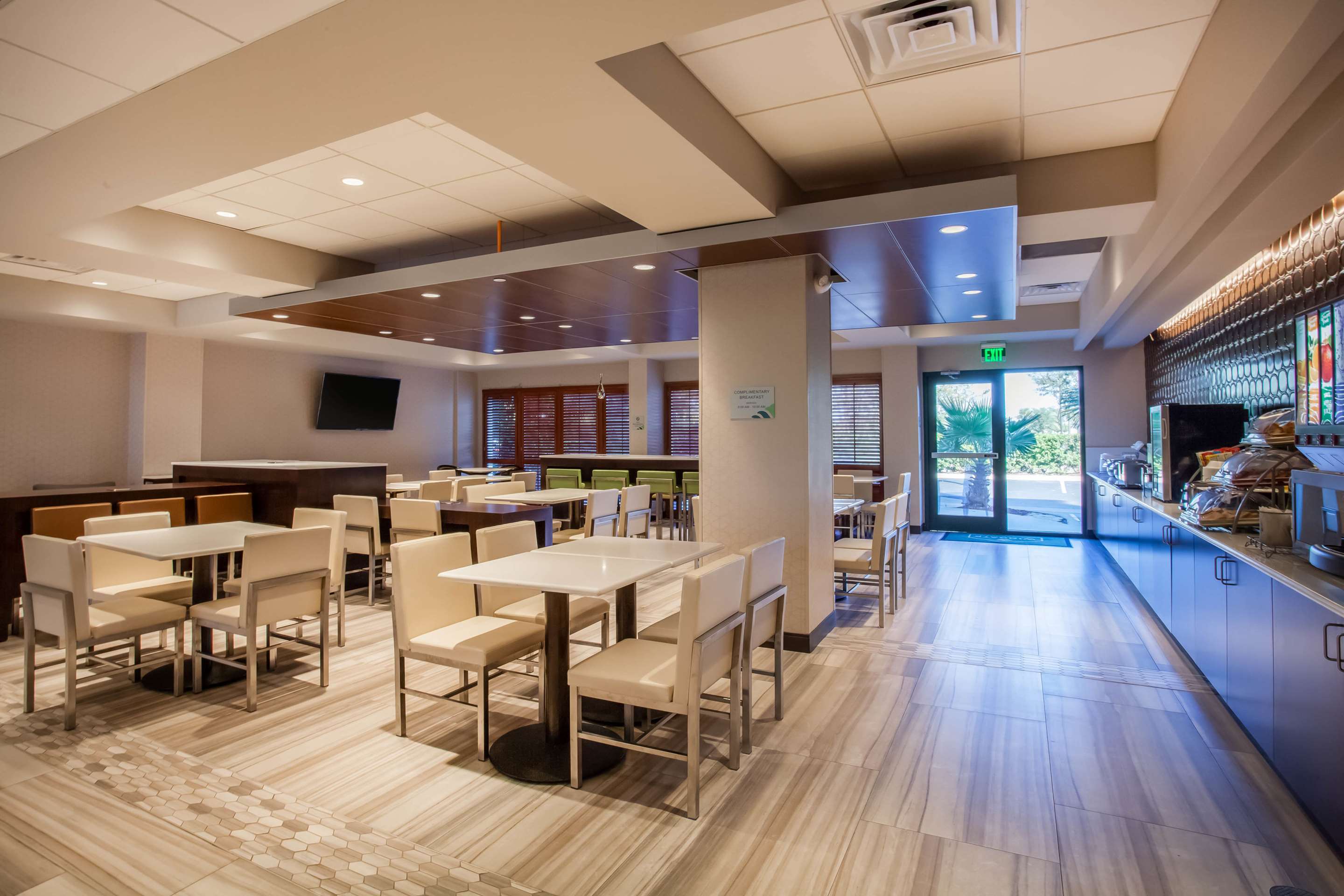 complimentary breakfast | Wingate by Wyndham - Orlando International Airport