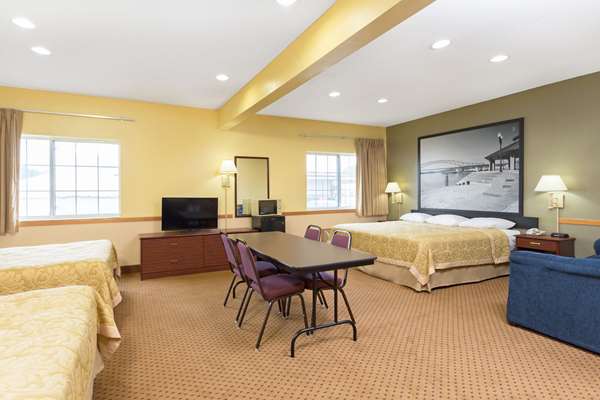  - Super 8 Motel Osage