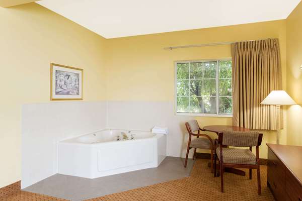  - Super 8 Motel Osage