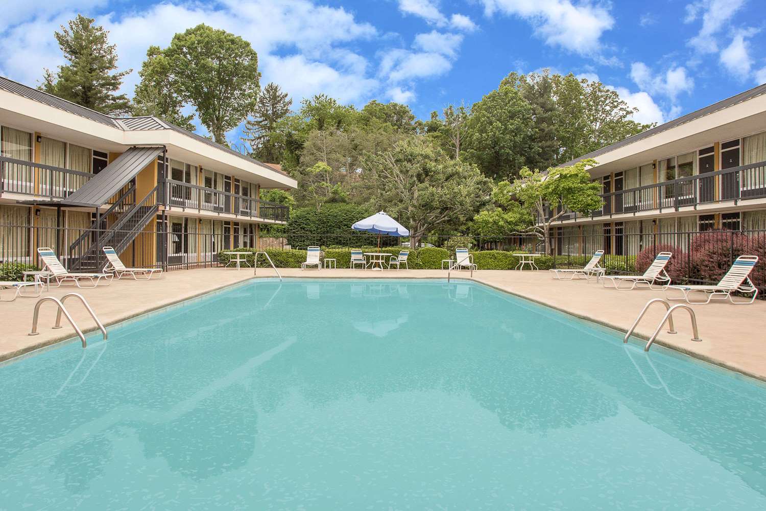 Days Inn Asheville Mall, NC See Discounts