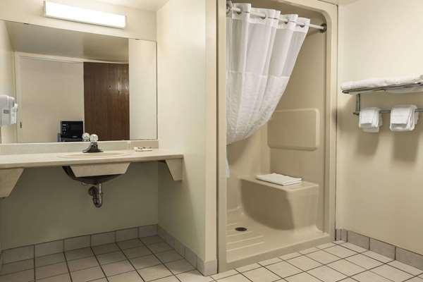  - Super 8 Hotel North Bay