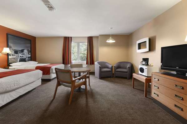Suite - Super 8 Hotel North Bay