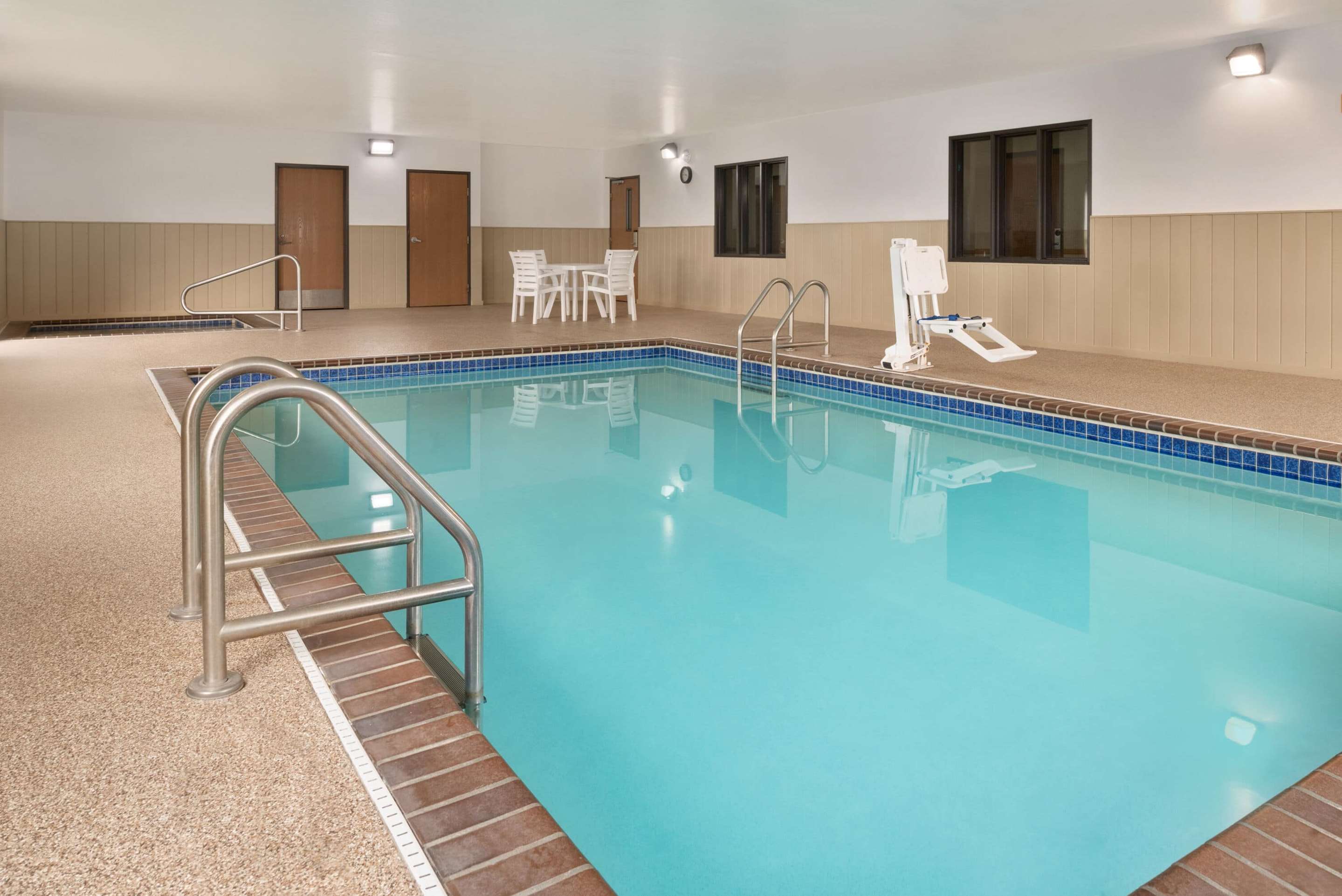 Pool | Super 8 by Wyndham Sioux Falls