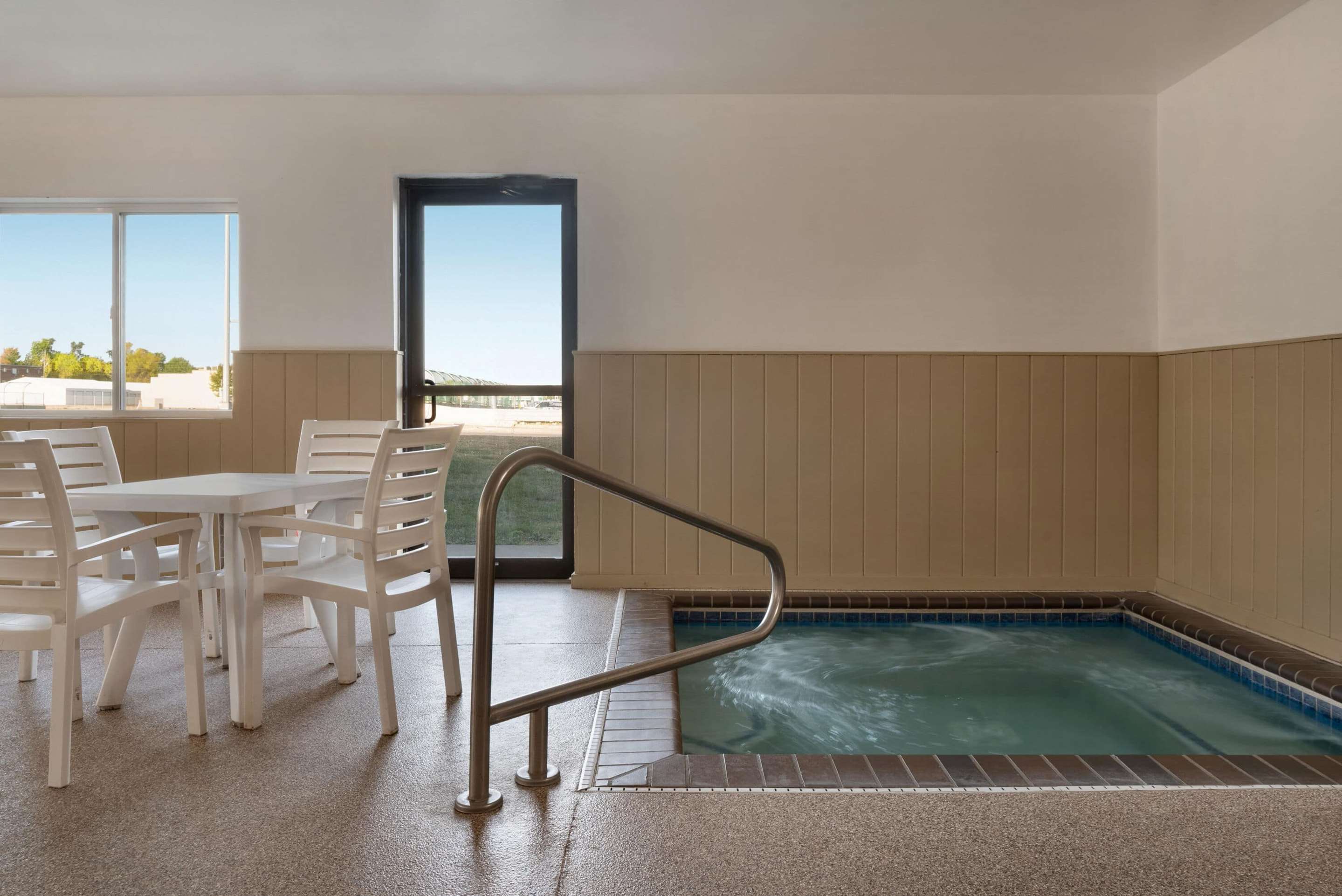 Pool | Super 8 by Wyndham Sioux Falls