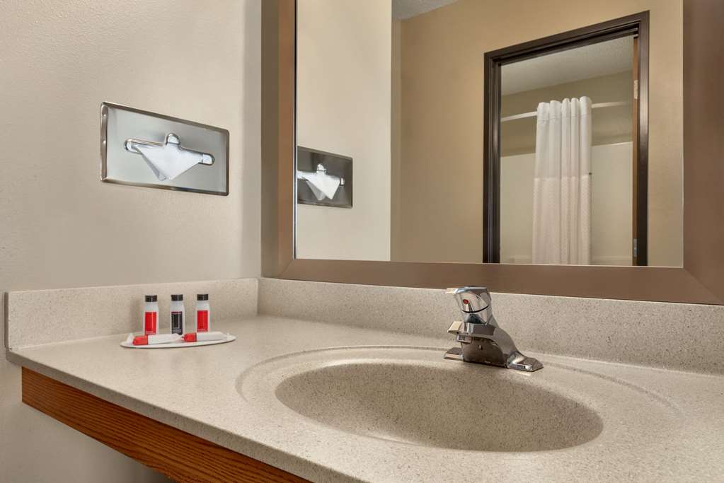 SUPER 8 BY WYNDHAM SIOUX FALLS-guestroom-Guest Room,Bathroom,On-Site.jpg