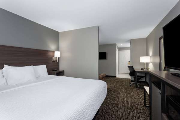 Suite - Ramada Hotel Sellersburg - I-65, Exit 9