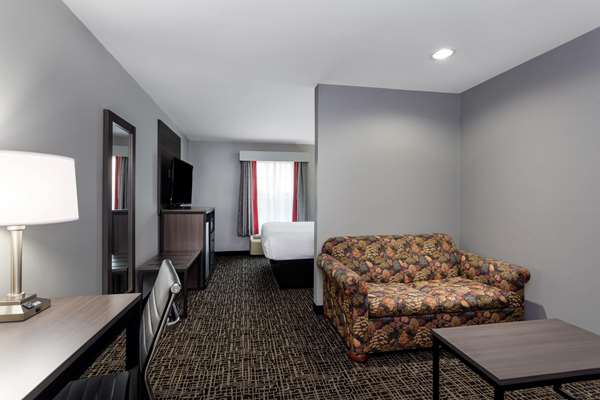 Suite - Ramada Hotel Sellersburg - I-65, Exit 9