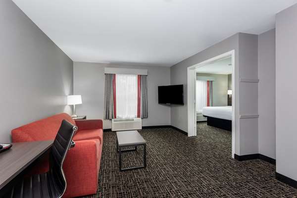 Suite - Ramada Hotel Sellersburg - I-65, Exit 9