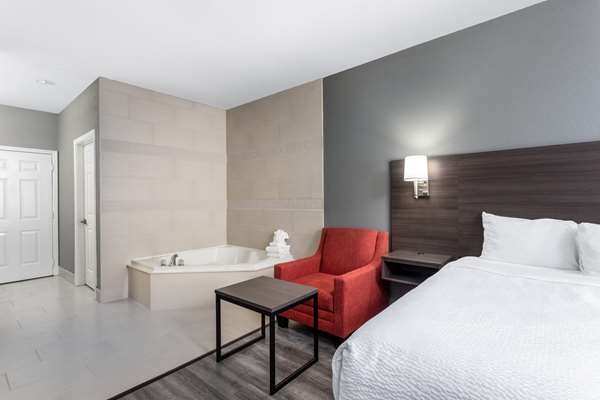 Suite - Ramada Hotel Sellersburg - I-65, Exit 9