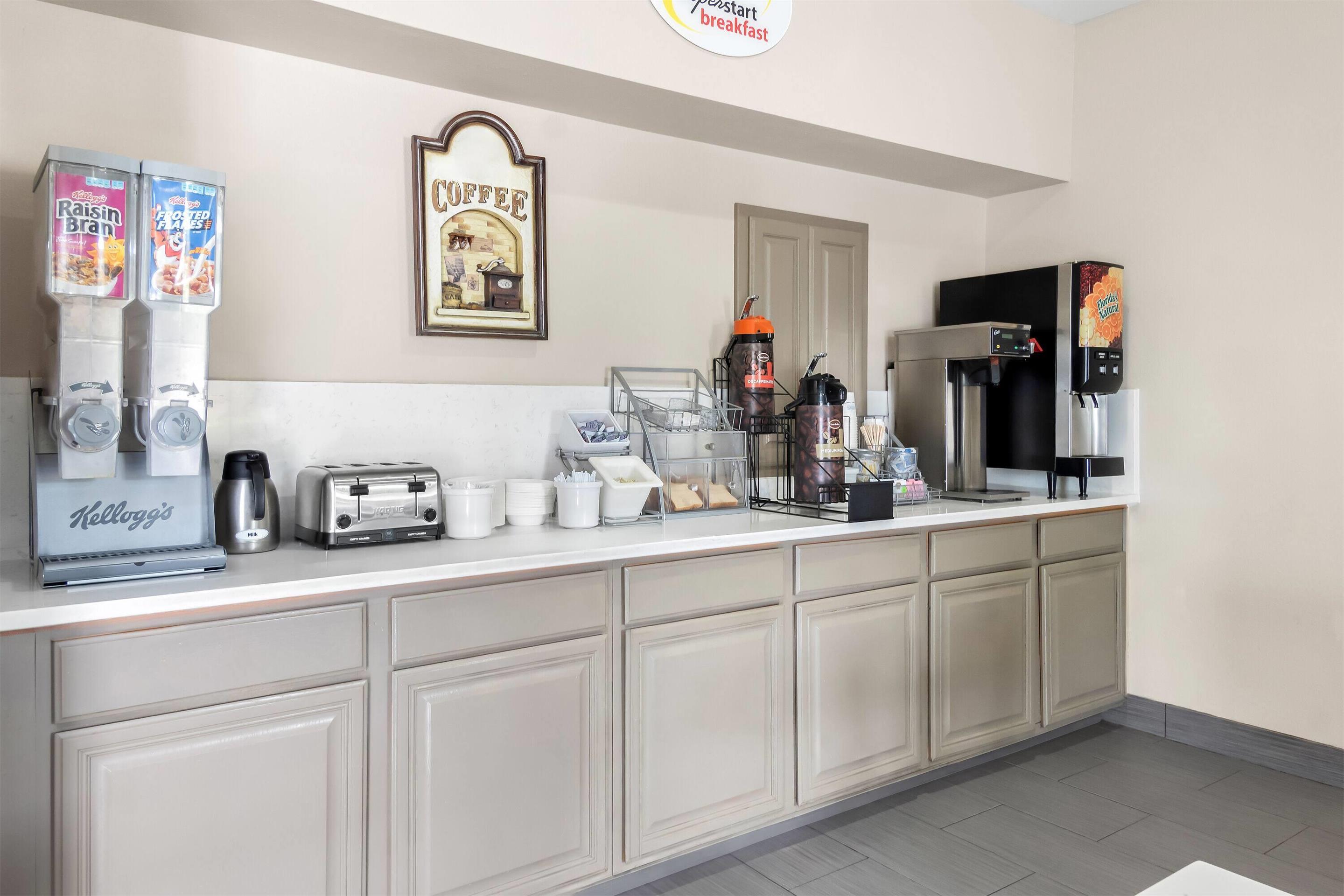Breakfast Area | Super 8 by Wyndham Fort Worth Stockyards