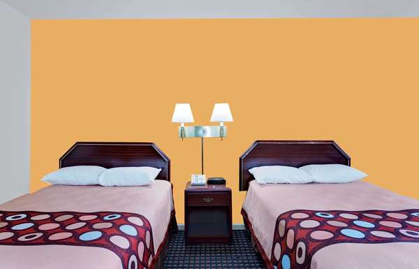  - Super 8 Hotel Hillsville - I-77, Exit 14