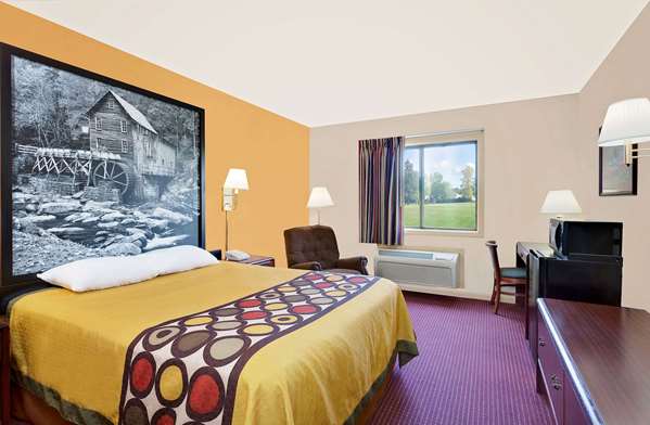  - Super 8 Hotel Hillsville - I-77, Exit 14