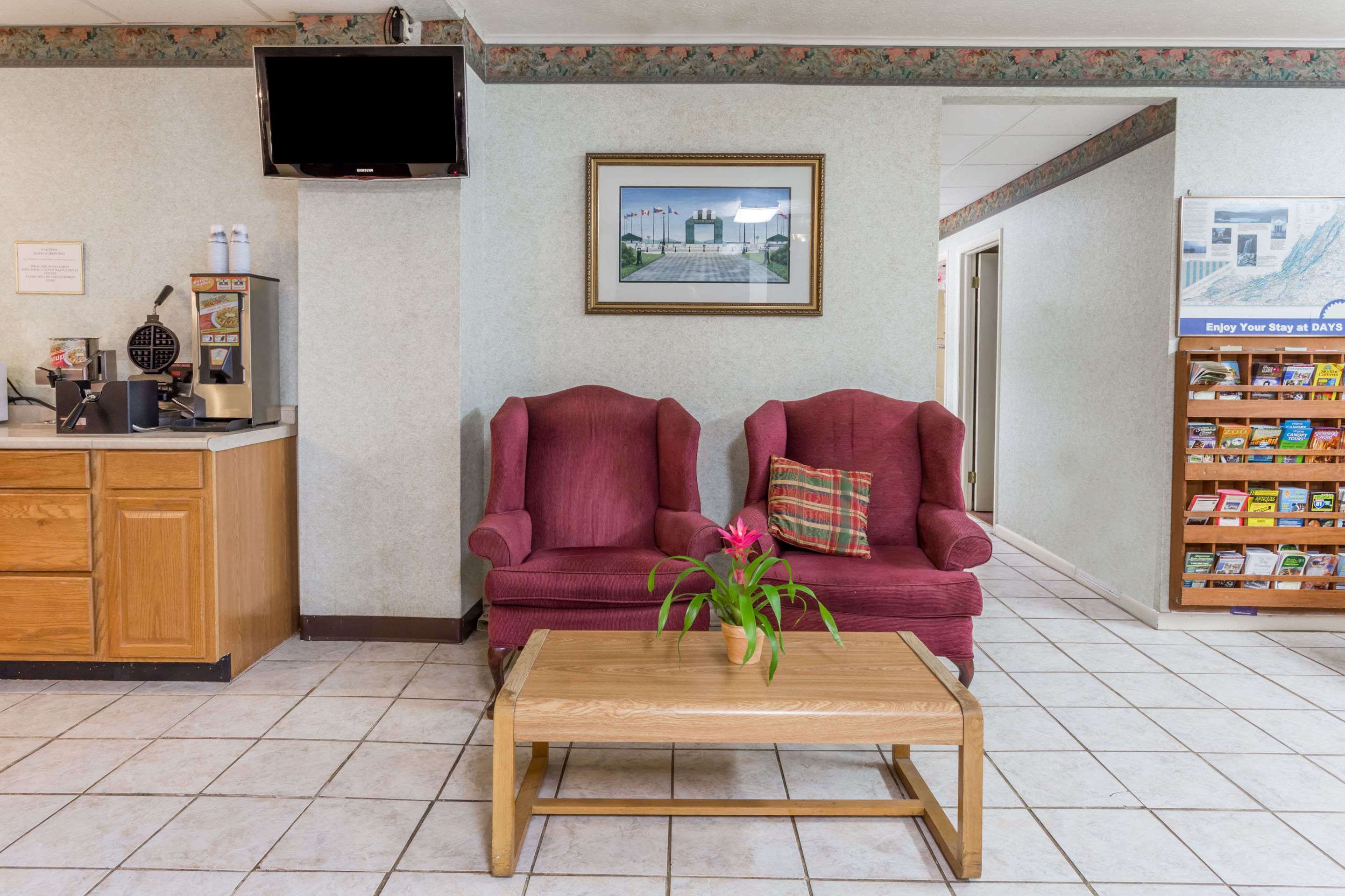 Lobby | Days Inn by Wyndham Bedford