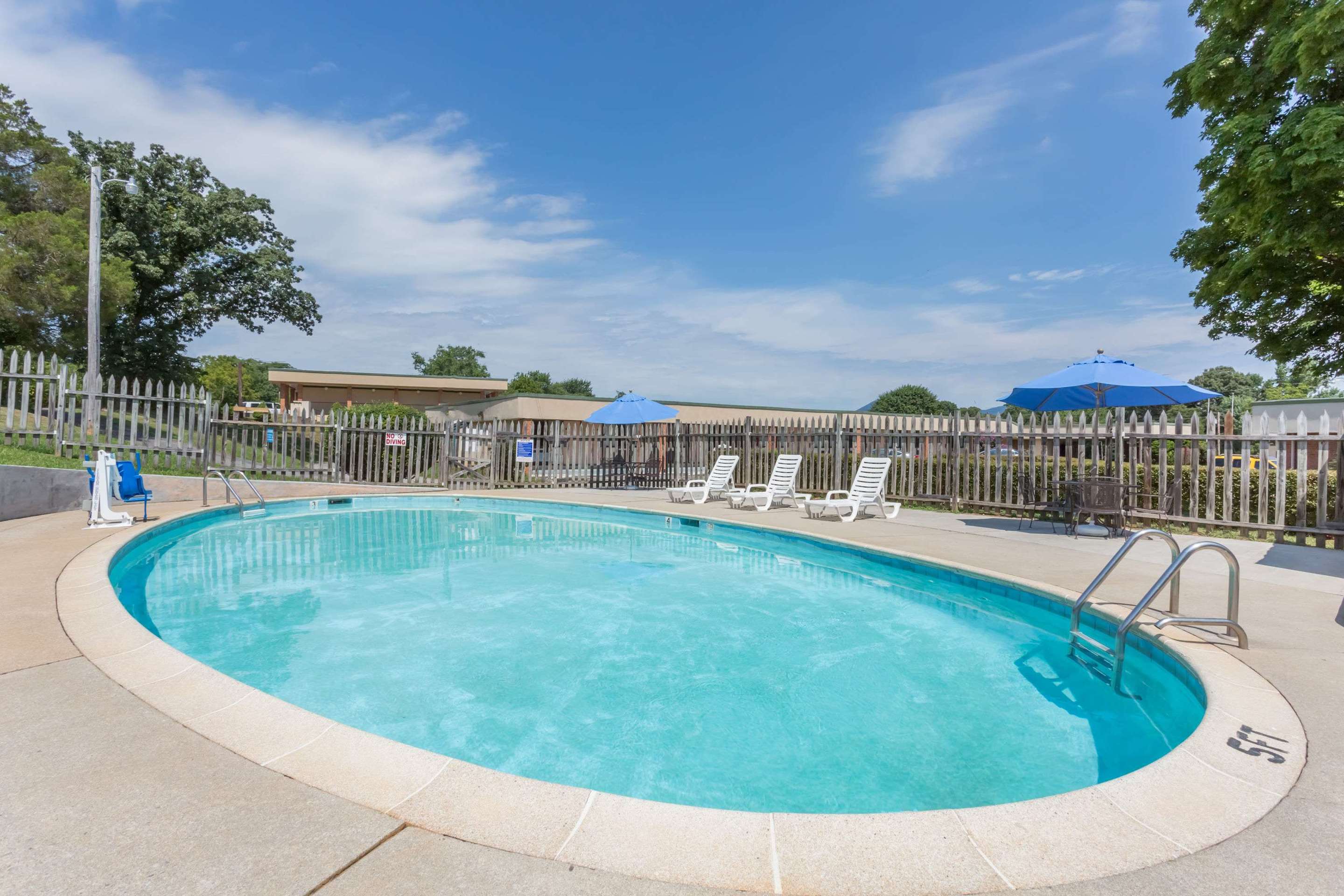 Pool | Days Inn by Wyndham Bedford