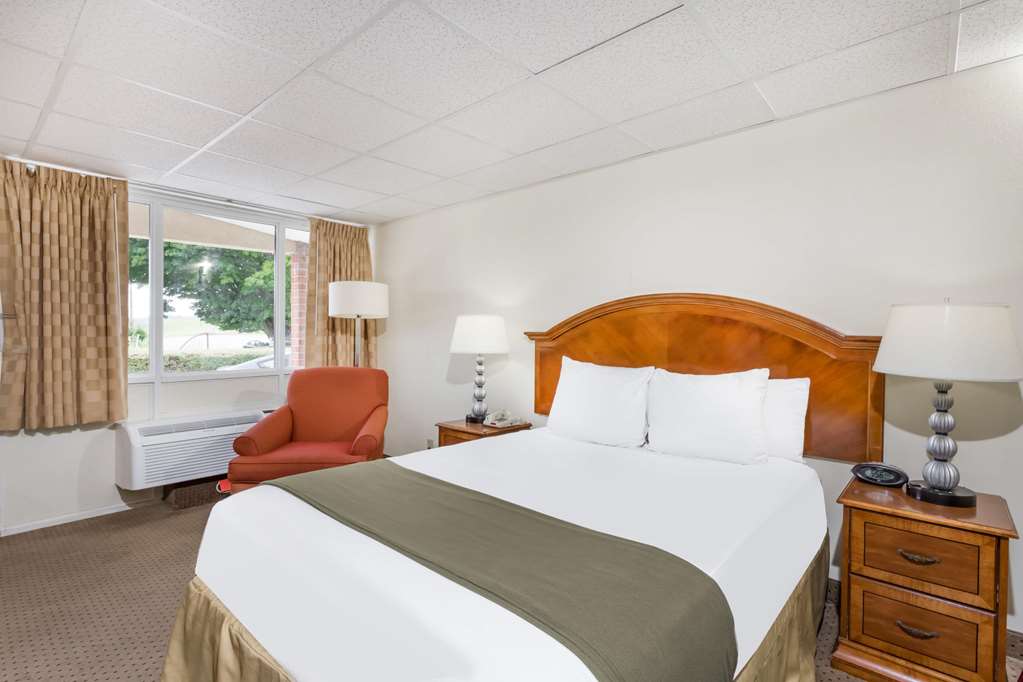 Days Inn by Wyndham Bedford - Tap to explore photos
